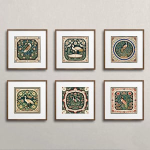Op de afbeelding: Zes ingelijste prints met een groene achtergrond en ingewikkelde bloemmotieven. Elke print toont een andere vogel in het midden, waaronder een pauw, een kraanvogel en een reiger.
