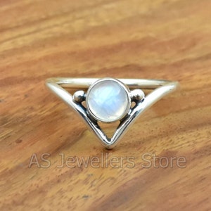 Anello artigianale con pietra di luna arcobaleno: fascia divisa in argento sterling 925
