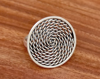 Anillo circular de plata de ley 925 hecho a mano: joya con diseño de mechones