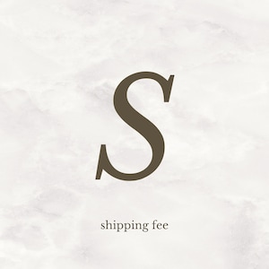 Peut inclure: Une lettre S brune sur un fond de marbre blanc avec le texte "shipping fee" en dessous.