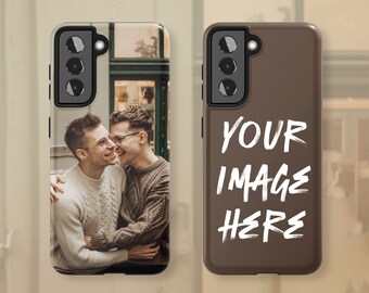 Könnte beinhalten: Zwei Handyhüllen, eine mit einem Foto von zwei Personen, die sich umarmen, und die andere mit dem Text "YOUR IMAGE HERE" in Weiß auf braunem Hintergrund.