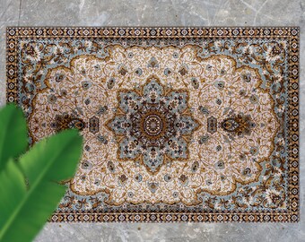 Könnte beinhalten: Ein traditioneller persischer Teppich mit einem detaillierten Blumenmuster in Beige-, Braun- und Blautönen. Der Teppich hat ein zentrales Medaillon und einen Rand mit komplizierten Designs.