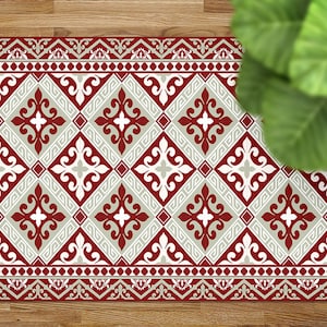 Può includere: Tappetino da cucina rosso e bianco con motivo e bordo decorativo. Il tappetino ha un design geometrico con un motivo ripetitivo di fiori stilizzati.