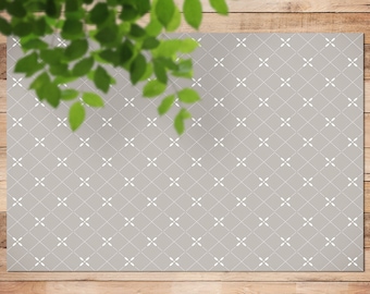 Puede incluir: Una alfombra de suelo gris y blanca con un diseño geométrico. La alfombra tiene un brillo sutil y está hecha de un material duradero.