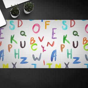 Bureauonderlegger met kleurrijke letters, rood toetsenbord, blauwe vloeipapier, aquarel bureaubeschermmat
