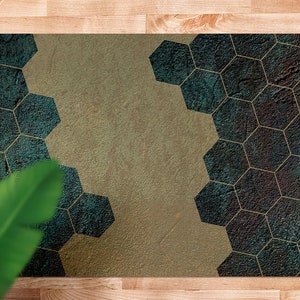 Peut inclure: Un tapis décoratif avec un motif géométrique d'hexagones dorés sur un fond bleu sarcelle foncé. Le tapis a une surface texturée et est parfait pour ajouter une touche moderne à n'importe quelle pièce.