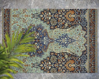 Könnte beinhalten: Ein Teppich mit einem Muster in Türkis und Marineblau mit komplizierten floralen Designs. Der Teppich hat einen traditionellen persischen Stil und verfügt über ein zentrales Medaillon mit einem Paisley-Muster.