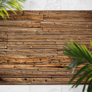 Può includere: Un primo piano di un muro di legno rustico con un motivo a venature del legno naturale. Le assi di legno sono disposte orizzontalmente e hanno un colore marrone caldo.