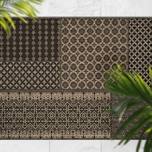 Op de afbeelding: Een bruin en beige tapijt met een geometrisch ontwerp. Het tapijt is gemaakt van geweven stof en heeft een subtiele glans.