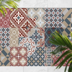 Può includere: Un design di piastrelle per pavimenti con una miscela di colori rosso, blu e beige. Le piastrelle presentano intricati motivi geometrici e floreali.