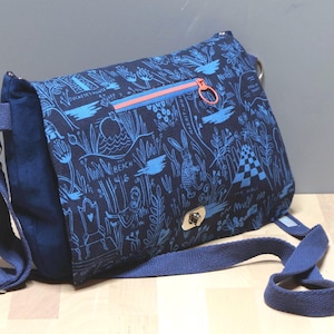 Alice im Wunderland Velours Umhängetasche – Blaue Crossbody-Umhängetasche Schultertasche Handtasche