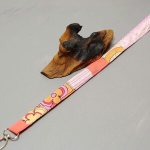 Bunter Stoff-Schlüsselanhänger-ID-Halter, waschbares, handgemachtes, rosa Patchwork-Design-Geschenk