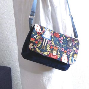 Alice im Wunderland Velours Umhängetasche – Blaue Crossbody-Umhängetasche Schultertasche Handtasche