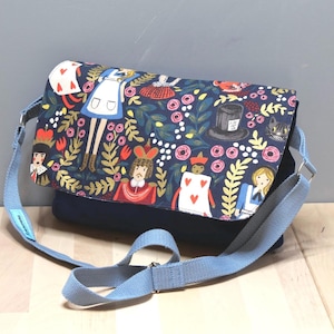 Alice im Wunderland Velours Umhängetasche – Blaue Crossbody-Umhängetasche Schultertasche Handtasche