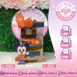Puede incluir: Una decoración con temática de baloncesto con una canasta de baloncesto, una camiseta con el número 10 y un balón de baloncesto. Una figura de Mickey Mouse sostiene un balón de baloncesto. El diseño incluye el texto "Dulce Diseño CL".