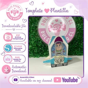 Puede incluir: Una plantilla de manualidades digital con forma de cohete de papel con una ilustración de personaje en una ventana. El diseño incluye detalles en azul y morado brillante, una base blanca y el texto Dulce Diseño. Incluye formatos ZIP, Studio y SVG.