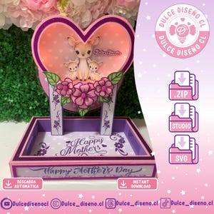 Puede incluir: Decoración rosa y morada para el Día de la Madre con un fondo en forma de corazón con una familia de ciervos. El diseño incluye detalles florales, el texto "Happy Mother's Day" e iconos de descarga de archivos. De Dulce Diseño.