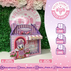 Puede incluir: Una caja decorativa de papel rosa y morado con una ilustración del personaje Daisy Duck. La caja tiene un diseño de tienda con el texto "Dulce Diseño". Incluye iconos de descarga y nombres de redes sociales.