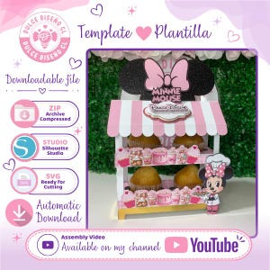 Op de afbeelding: Een sjabloon voor een cupcake-standaard met twee niveaus, voorzien van een roze-wit gestreepte luifel, een zwarte Minnie Mouse-oren topper en afbeeldingen van cupcakes en een Minnie Mouse-chef. Bevat tekstlabels voor ZIP, Studio, SVG en YouTube.