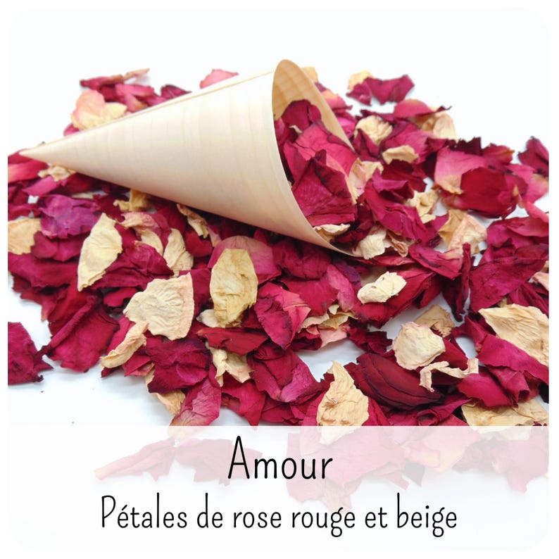 May include: A light-coloured wooden cone filled with a mixture of dried red and beige rose petals. The text "Amour" and "P&eacute;tales de rose rouge et beige" is printed in black at the bottom of the image, describing the red and beige rose petals.