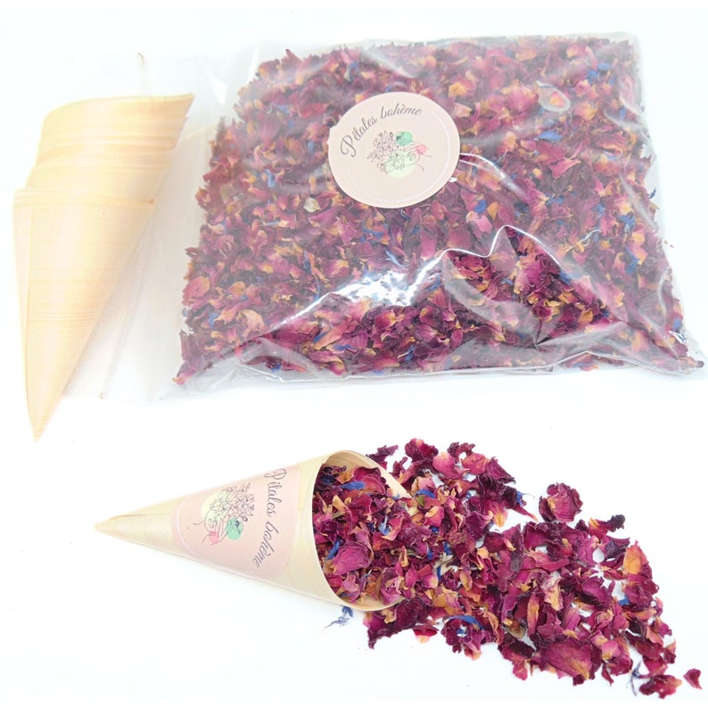 Petits cornets biodégradables avec confettis de mariage, pétales de fleurs séchées