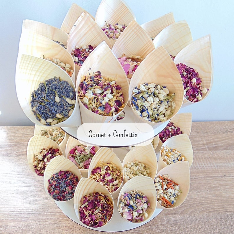 Cornet et Confettis de mariage fleurs séchées.. Parfait en pétales a jeter a la sortie des mariés. Pétales de jasmin, rose, feuilles eucalyptus séchées, pétales de roses rouges, confettis blanc, confettis multiclores