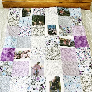 Könnte beinhalten: Ein Patchwork-Quilt mit floralen Mustern in Weiß, Lila und Blau, der Fotos enthält. Der Quilt liegt auf einem Bett mit einem hölzernen Kopfteil. Die Abmessungen des Quilts betragen ca. 150 cm x 200 cm.