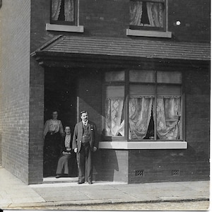 carte postale vintage, famille édouardienne inconnue, Angleterre, maison mitoyenne, carte postale britannique ancienne inutilisée