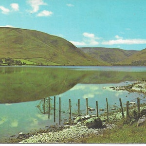 St Mary’s Loch, Selkirk, Selkirkshire, Écosse, 1973, carte postale vintage Real Photo, authentique carte postale britannique d’occasion, lac, montagnes