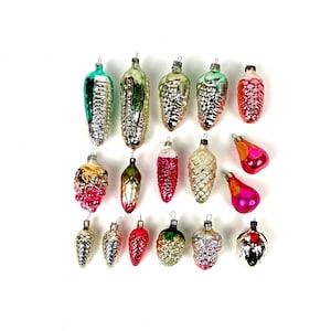 Puede incluir: Una colección de 18 adornos navideños vintage de vidrio con diferentes frutas y verduras. Los adornos son una mezcla de colores verde, rojo y dorado.