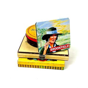 Vintage leere Blechdosen und Pappschachteln für Zigarette, Zigarillos, Tabakbeutel