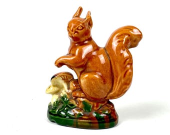 Figurine vintage en céramique écureuil avec champignons, céramique émaillée, peinte à la main animal de forêt/parc