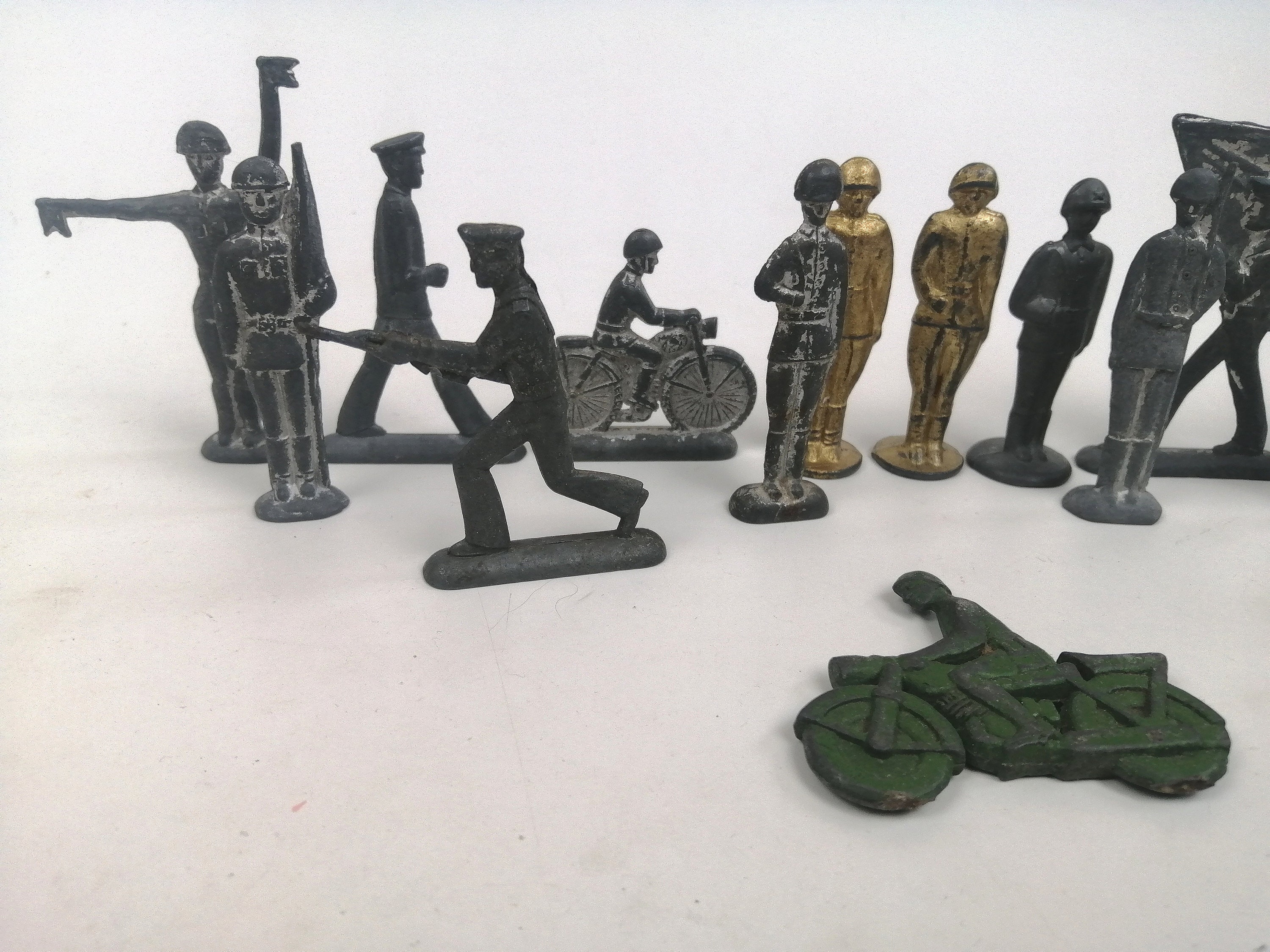 21 Figurines Plomb Militaires – Jouets Anciens Coiffures D'époque