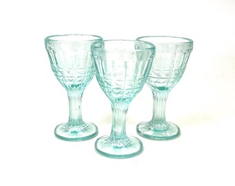 Vasos vintage facetados para chupitos de vodka soviético, de cristal grueso y pesado, color verde claro, marca Lafitnik, fabricados en la URSS en 1960. Cristalería de colección, vaso con base.