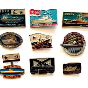 Puede incluir: Colección de nueve pines militares vintage con diseños de barcos y submarinos. Los pines tienen varias formas, incluyendo rectángulos y óvalos, con texto en cirílico. Los colores incluyen azul, rojo, dorado y negro, con estrellas y símbolos de la hoz y el martillo.