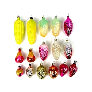 Puede incluir: Una colección de 15 adornos navideños vintage de vidrio con forma de frutas y verduras. Los adornos son de varios tonos de rosa, verde, amarillo y blanco.