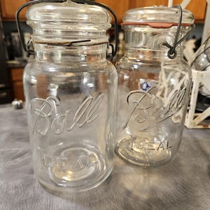 Set mit zwei (2) Vintage Ball Ideal Klarglasdose 1QT mit Drahtbügel und Glasdeckel (1930er - 1960er Jahre)