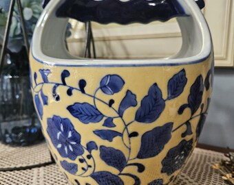 Vintage Chinoiserie Porcelain Vase