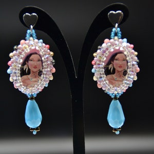 Orecchini Disney POCAHONTAS Principessa Cartoons cartoni animati Disney Princesses pendenti incastonati a mano charms indiana turchese