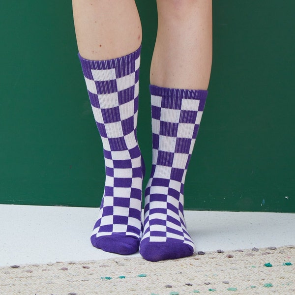 Lila und weiß karierte coole Socken, stilvolle Socken, coole Socken, lila Crew-Socken