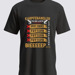 Könnte beinhalten: Schwarzes T-Shirt mit einem Angelmotiv. Das Design enthält den Text "KARPFENANGLER TO DO LISTE" mit einer Liste von Aufgaben rund ums Angeln und die Worte "CATCH & RELEASE". Das Shirt zeigt eine stilisierte Fischgrafik.