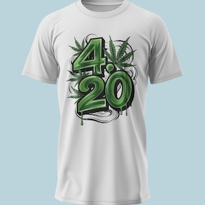 Könnte beinhalten: Ein weißes Kurzarm-T-Shirt mit einem Grafikdruck der Zahl 420 in einer kräftigen, glänzenden grünen Schrift. Das Design enthält stilisierte grüne Cannabisblätter und schwarze rauchartige Wirbel, die die Zahlen umgeben, mit einem Tropfeffekt.