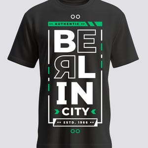 Könnte beinhalten: Schwarzes T-Shirt mit weißem und grünem Grafikdesign. Das Design enthält das Wort "BERLIN" in großen, fetten Buchstaben, darunter "CITY". Der Text "AUTHENTIC" und "ESTD. 1966" sind ebenfalls enthalten.