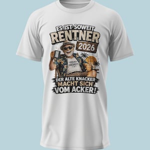 Könnte beinhalten: Ein weißes Kurzarm-T-Shirt mit einer Grafik einer lächelnden älteren Person mit Hut und Blumenhemd, die eine Tasse hält. Der Text lautet ES IST SOWEIT RENTNER 2026, ENDLICH FREIHEIT und DER ALTE KNACKER MACHT SICH VOM ACKER vor einem Sonnenuntergang.