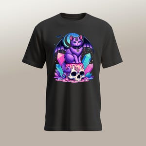 Könnte beinhalten: Schwarzes T-Shirt mit einem farbenfrohen Design einer lila Katze mit Fledermausflügeln, einem Pentagramm-Halsband und einem Mond. Die Katze sitzt auf einem Totenkopf mit Kristallen und tropfender Flüssigkeit. Eine Fledermaus fliegt im Hintergrund.