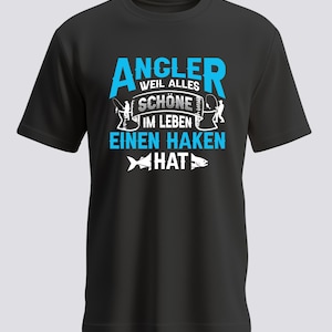 Könnte beinhalten: Schwarzes T-Shirt mit blau-weißem Aufdruck. Der Aufdruck zeigt das Wort "ANGLER" und den Satz "weil alles SCHÖNE IM LEBEN EINEN HAKEN HAT" mit Illustrationen zum Thema Angeln. Rundhalsausschnitt.