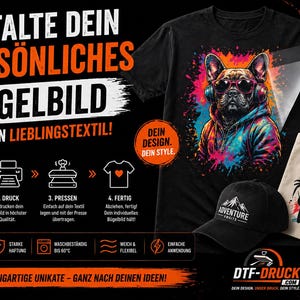 Könnte beinhalten: Schwarzes T-Shirt mit einer farbenfrohen Grafik einer französischen Bulldogge mit Sonnenbrille und Kopfhörern. Eine schwarze Kappe mit dem Text "Adventure Awaits" und eine Tragetasche mit Sonnenuntergang und Palmen sind ebenfalls abgebildet. Das Bild enthält Text auf Deutsch.