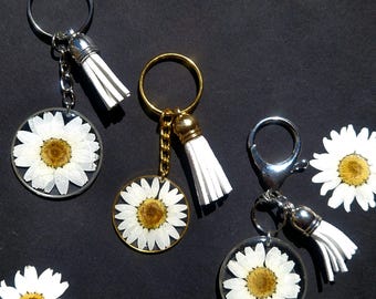 Resin Daisy Flower Keyring, Botanical Keychain, Handmade Accessory