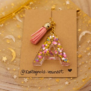 llavero con letras en resina - personalizable - varios colores disponibles