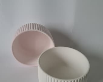 Geriffelte Schale in Weiß oder Rosa / Minimalistische Dekorationsschale / Struktur Schale / Dezente Dekorative Schale / Aufbewahrung
